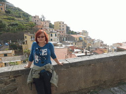 Miaomiao and the town center of Riomaggiore, viewed from the Via Telemaco Signorini street