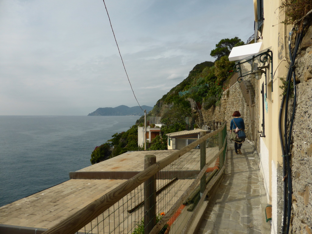 Miaomiao at the panoramic path of Riomaggiore