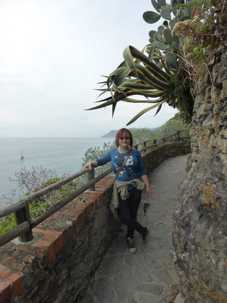 Miaomiao at the panoramic path of Riomaggiore