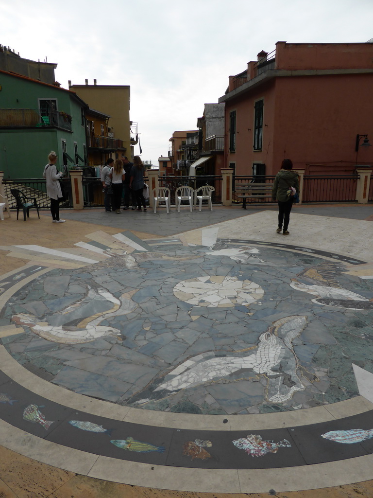 Miaomiao at the Piazza Dario Capellini square at Manarola