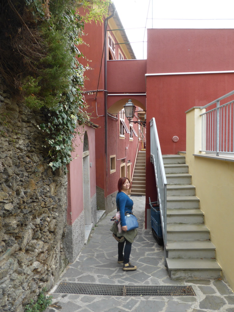 Miaomiao at the Via Rolandi street at Manarola