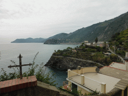 Cross at the Via Belvedere street at Manarola with a view on the Punta Bonfiglio hill and the Via dei Giovani path to Corniglia