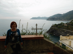 Miaomiao and a cross at the Via Belvedere street at Manarola with a view on the Punta Bonfiglio hill and the Via dei Giovani path to Corniglia