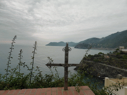 Cross at the Via Belvedere street at Manarola with a view on the Punta Bonfiglio hill and the Via dei Giovani path to Corniglia