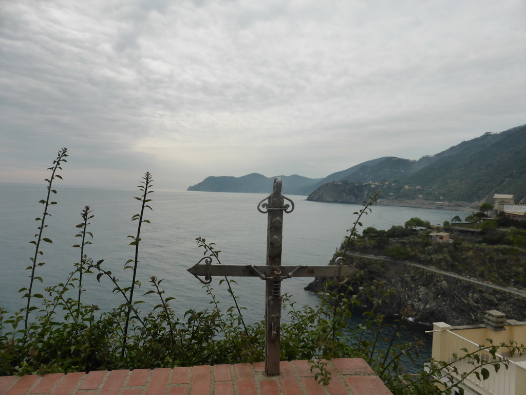 Cross at the Via Belvedere street at Manarola with a view on the Punta Bonfiglio hill and the Via dei Giovani path to Corniglia