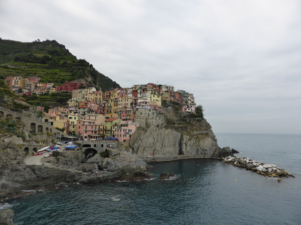 Manarola and its harbour, viewed from the Via dei Giovani path to Corniglia