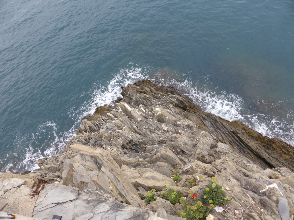 Cliff under the Via dei Giovani path from Manarola to Corniglia