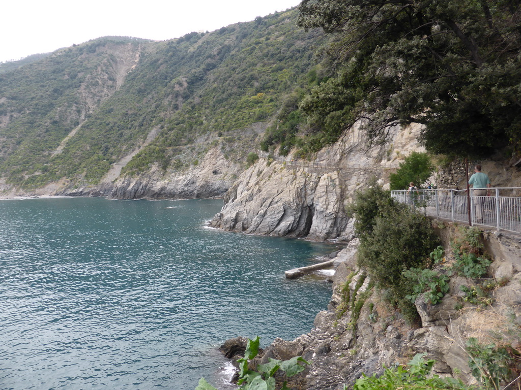 The Via dei Giovani path from Manarola to Corniglia