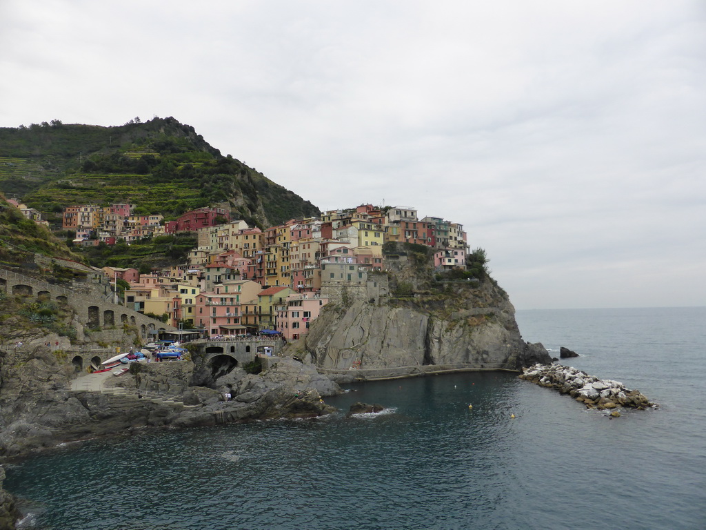 Manarola and its harbour, viewed from the Via dei Giovani path to Corniglia