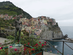 Statue at the Punta Bonfiglio hill, with a view on Manarola and its harbour