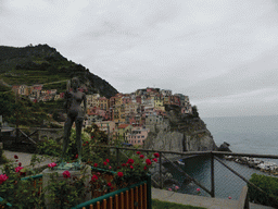 Statue at the Punta Bonfiglio hill, with a view on Manarola and its harbour