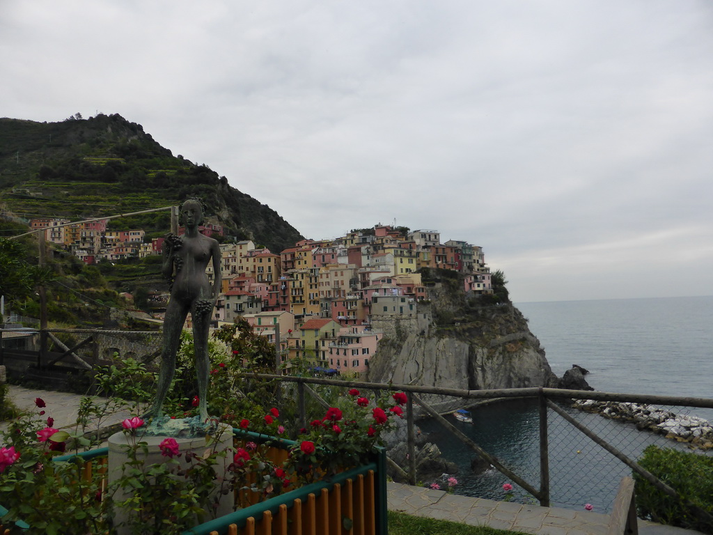 Statue at the Punta Bonfiglio hill, with a view on Manarola and its harbour