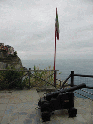 Italian flag and cannon at the Punta Bonfiglio hill at Manarola