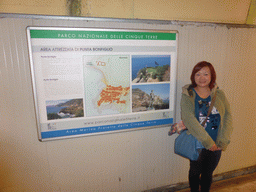 Miaomiao in the tunnel to the Manarola railway station, with information on the Punta Bonfiglio hill, by night