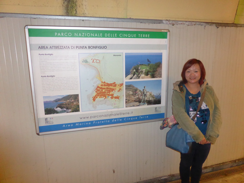 Miaomiao in the tunnel to the Manarola railway station, with information on the Punta Bonfiglio hill, by night