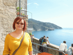 Miaomiao at the Santa Maria Belvedere viewing point at Corniglia, with a view on Manarola