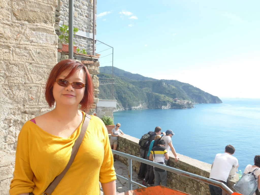 Miaomiao at the Santa Maria Belvedere viewing point at Corniglia, with a view on Manarola