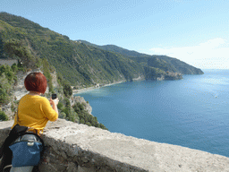 Miaomiao at the square behind the Oratory of San Caterina at Corniglia, with a view on Manarola