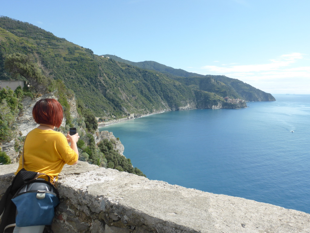 Miaomiao at the square behind the Oratory of San Caterina at Corniglia, with a view on Manarola