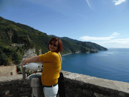 Miaomiao at the square behind the Oratory of San Caterina at Corniglia, with a view on Manarola