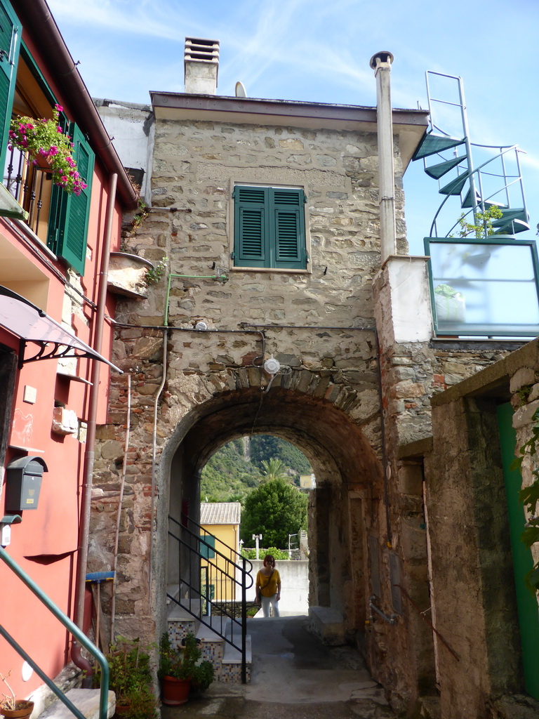 Miaomiao at a house at the square behind the Oratory of San Caterina at Corniglia