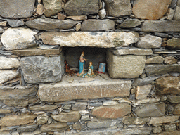 Small statues in the wall at the road leading to the Corniglia Cemetery
