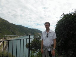 Tim at a viewing point near the Corniglia Cemetery, with a view on the Corniglia railway station and Manarola