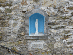 Small statues in the wall in front of the gate to Corniglia Cemetery