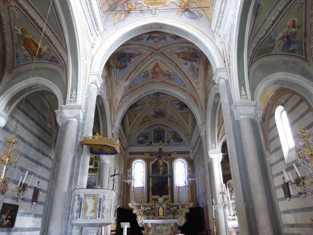 Nave, pulpit, apse and altar of the Chiesa di San Pietro church at Corniglia