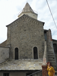 Miaomiao at the back side of the Chiesa di San Pietro church at Corniglia