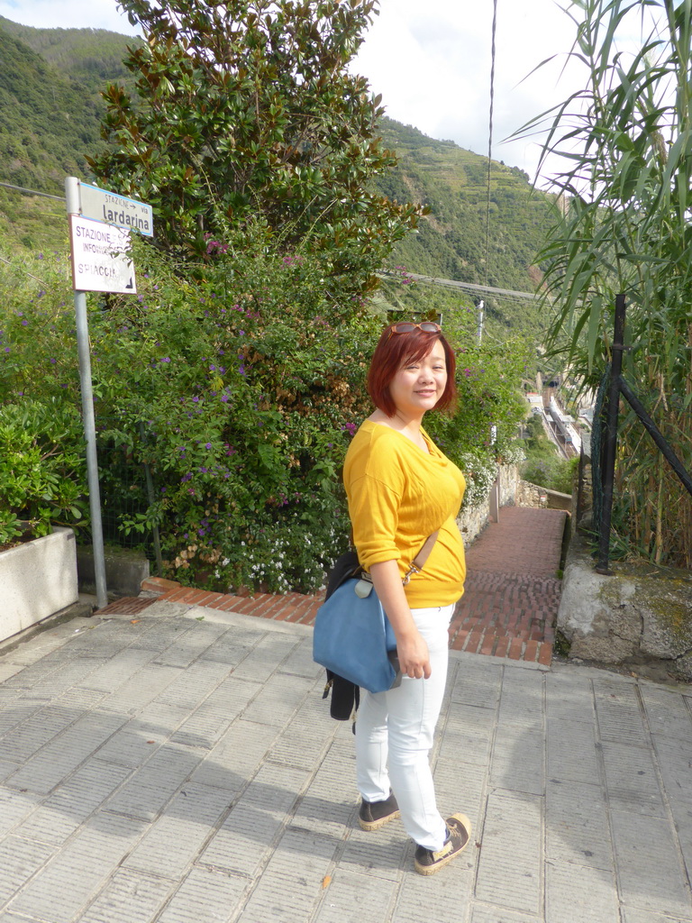 Miaomiao at the top of the Scalinata Lardarina staircase at Corniglia