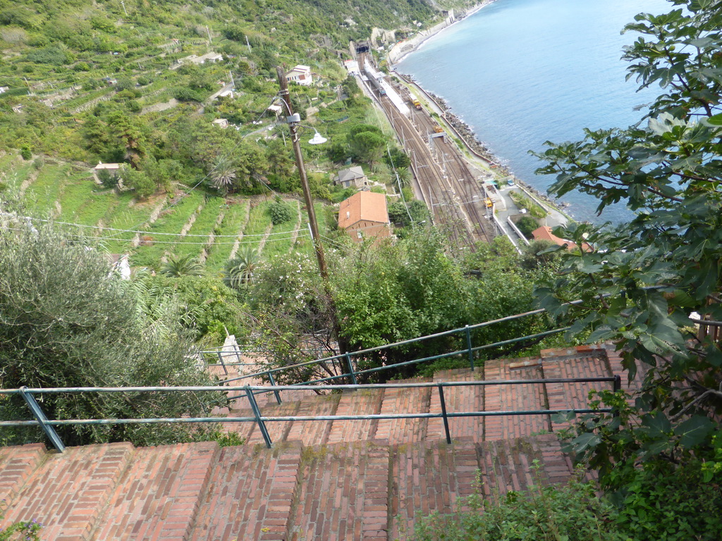 The Scalinata Lardarina staircase with a view on the Corniglia railway station