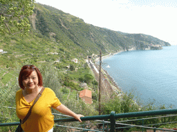 Miaomiao at the Scalinata Lardarina staircase with a view on the Corniglia railway station and Manarola