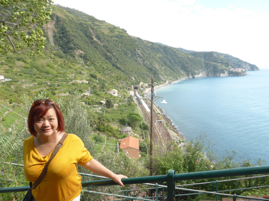 Miaomiao at the Scalinata Lardarina staircase with a view on the Corniglia railway station and Manarola