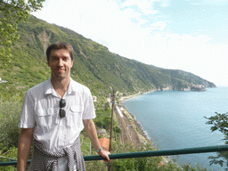 Tim at the Scalinata Lardarina staircase with a view on the Corniglia railway station and Manarola