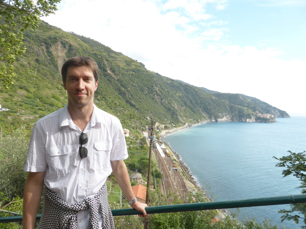 Tim at the Scalinata Lardarina staircase with a view on the Corniglia railway station and Manarola