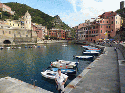 Tim with the harbour of Vernazza, the Piazza Marconi square with the Chiesa di Santa Margherita d`Antiochia church and the Doria Castle