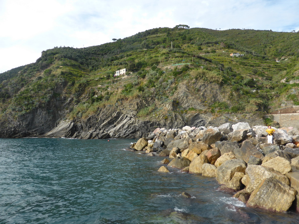 Miaomiao with the harbour of Vernazza and the hills on the north side of Vernazza