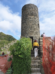 Miaomiao with the tower of the Doria Castle at Vernazza