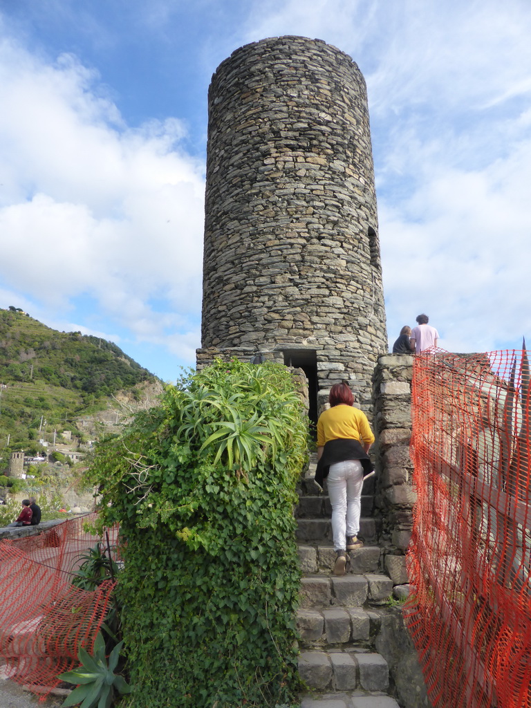 Miaomiao with the tower of the Doria Castle at Vernazza