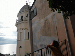 Miaomiao at the path to Monterosso al Mare, with a view on the Chiesa di Santa Margherita d`Antiochia church at Vernazza