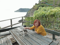 Miaomiao with a cat at the ticket check house at the path from Vernazza to Monterosso al Mare