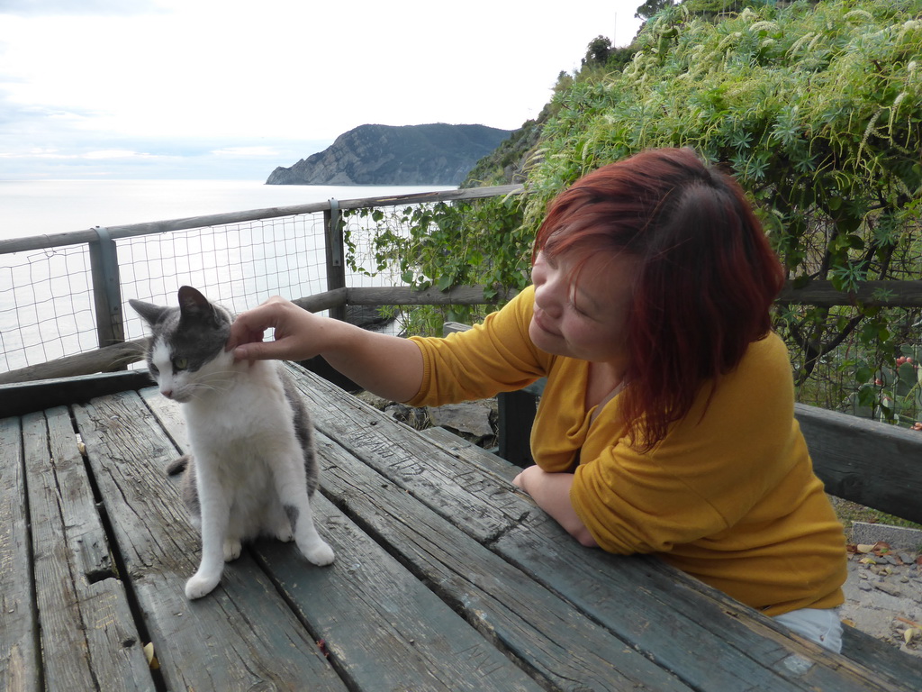 Miaomiao with a cat at the ticket check house at the path from Vernazza to Monterosso al Mare