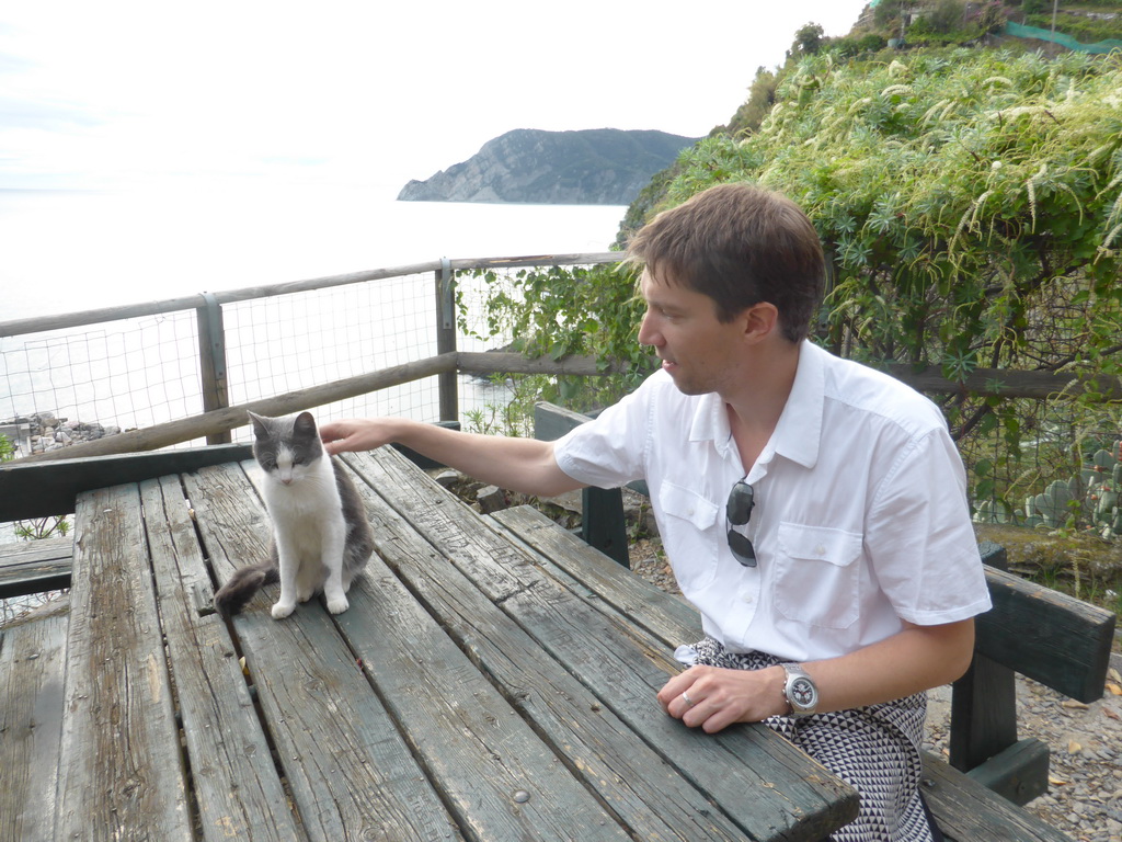 Tim with a cat at the ticket check house at the path from Vernazza to Monterosso al Mare