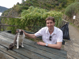 Tim with a cat at the ticket check house at the path from Vernazza to Monterosso al Mare