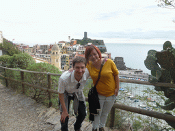 Tim and Miaomiao at the path to Monterosso al Mare, with a view on the harbour of Vernazza, the Chiesa di Santa Margherita d`Antiochia church and the Doria Castle
