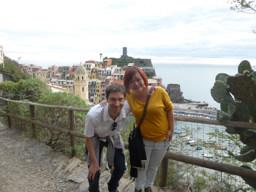 Tim and Miaomiao at the path to Monterosso al Mare, with a view on the harbour of Vernazza, the Chiesa di Santa Margherita d`Antiochia church and the Doria Castle