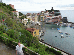 Tim at the path to Monterosso al Mare, with a view on the harbour of Vernazza, the Chiesa di Santa Margherita d`Antiochia church and the Doria Castle