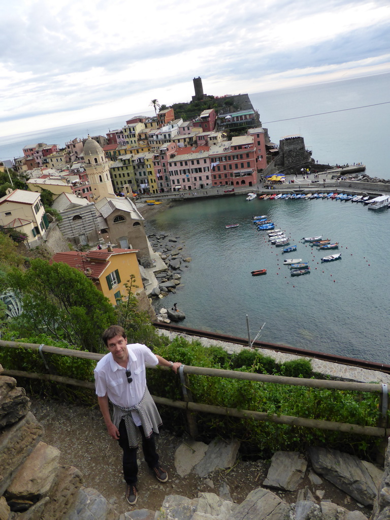 Tim at the path to Monterosso al Mare, with a view on the harbour of Vernazza, the Chiesa di Santa Margherita d`Antiochia church and the Doria Castle