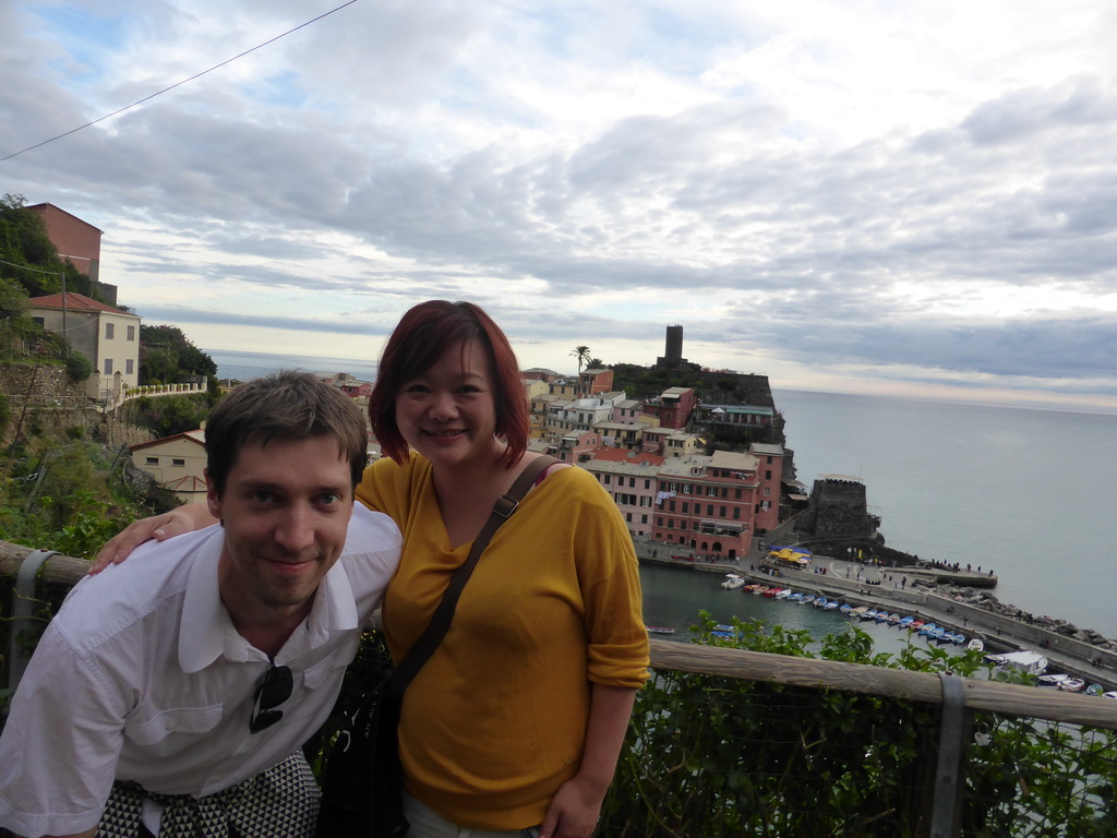 Tim and Miaomiao at the path to Monterosso al Mare, with a view on the harbour of Vernazza and the Doria Castle